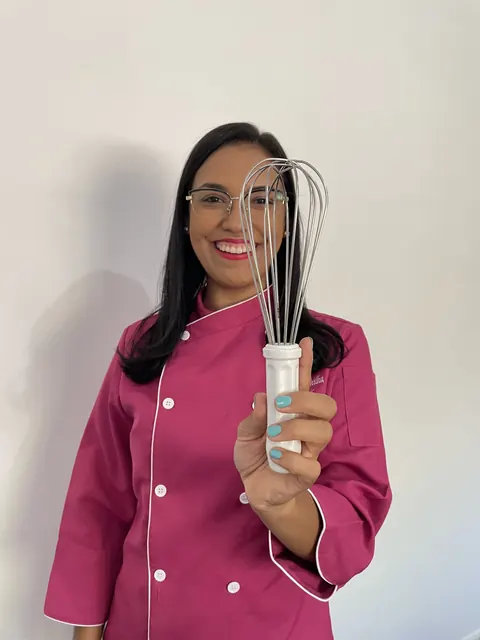 Beatriz Quintanilha com dólmã rosa e fouet de confeitaria