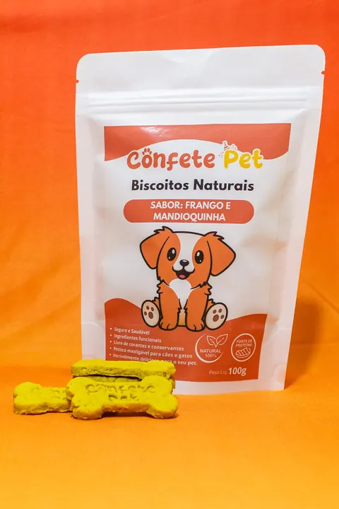 Pacote de biscoito natural Confete Pet sabor frango e mandioquinha