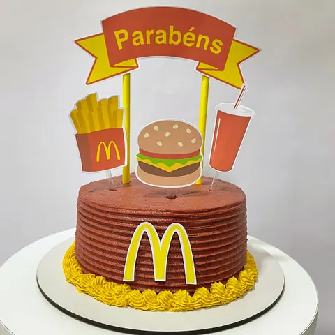 Bolo pet tema McDonald's com hambúrguer e batata frita