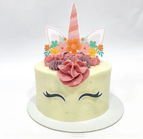 Bolo pet de unicórnio com flores coloridas