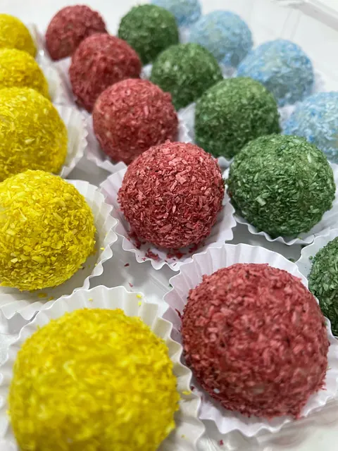 Brigadeiros pet coloridos com corantes naturais