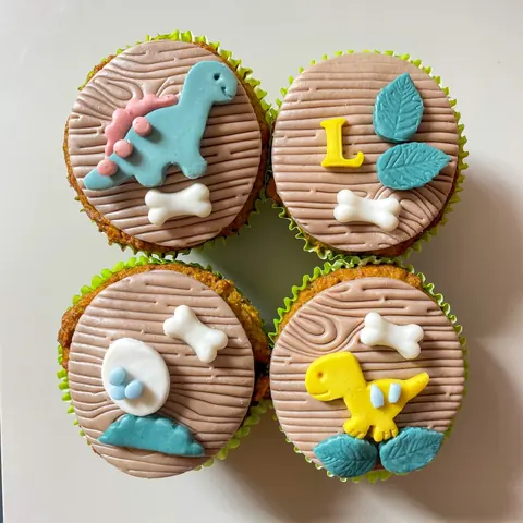 Cupcakes pet decorados com ossinhos e dinossauros