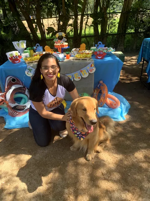 Pet Chef Beatriz Quintanilha com o aniversariante Chopper na festa pet