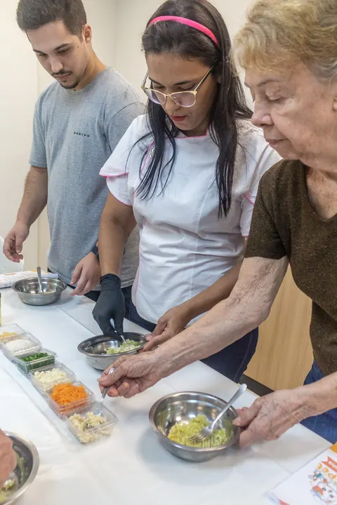 Participantes preparando receitas naturais para pets na oficina